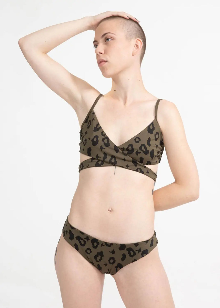 nachhaltige bikini top arpoador green leopard moss, sustainable swimwear, reversible swimwear