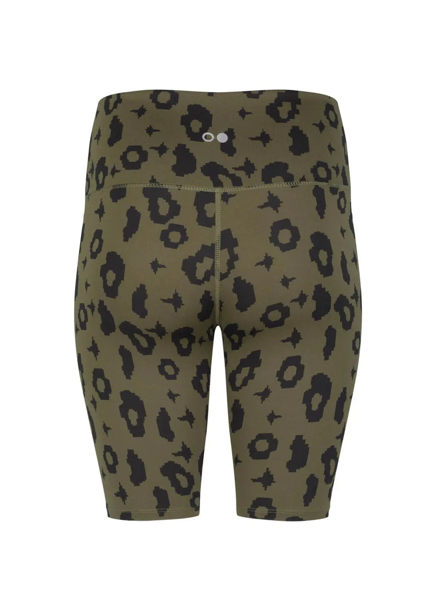 boochen eco-friendly bike shorts in green leopard, sustainable fashion, sustainable leggings, shorts, nachhaltige shorts im grün Leopard