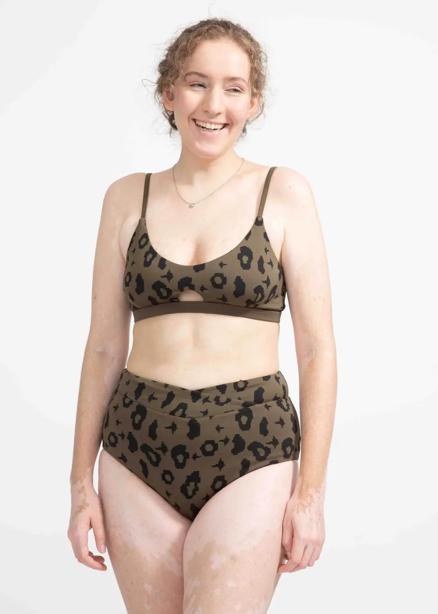 nachhaltige bikini bottom Diani green leopard moss, sustainable swimwear, reversible swimwear