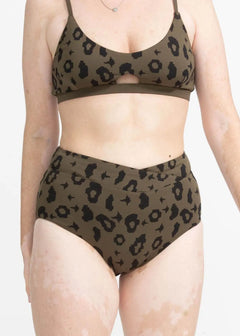 nachhaltige bikini bottom Diani green leopard moss, sustainable swimwear, reversible swimwear